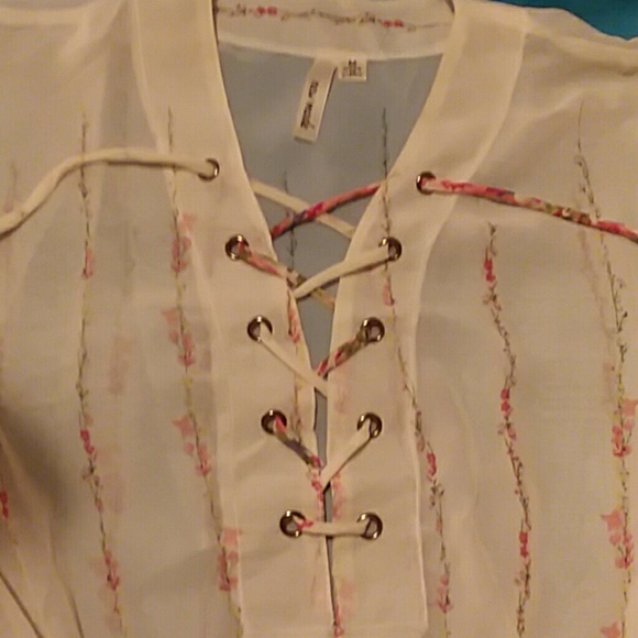 💐Beautiful sheer blouse!!💐 - Picture 4 of 5